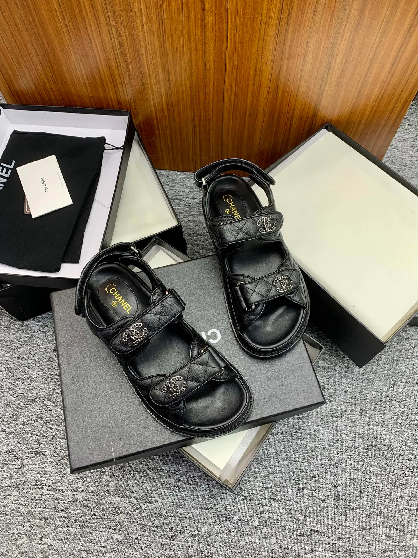 👟👟Ex-factory price 480👟👟 👑Crown👑Top purchasing version✈️ CHANEL Xiaoxiang 2022 spring and summer latest season double C Velcro casual sandals! Summer beach sandals 🏖️! A sandal that is super comfortable on your feet! A must-have classic! ✊Adhere to the original 1:1 mold customization! Feel free to compare! Give you a genuine foot feel! The first choice for high-end customers to purchase ❤️ [Material] 👑 Fabric: Original customized pebbled cowhide/satin buckle 👑 Lining: Original imported water-dyed sheepskin 👑 Outsole: Original open-molded genuine leather outsole [Number of yards] 35-41 (⚠️34/41 needs to be customized, non-refundable and non-exchangeable) [Packaging] 🎁Configured with original packaging
